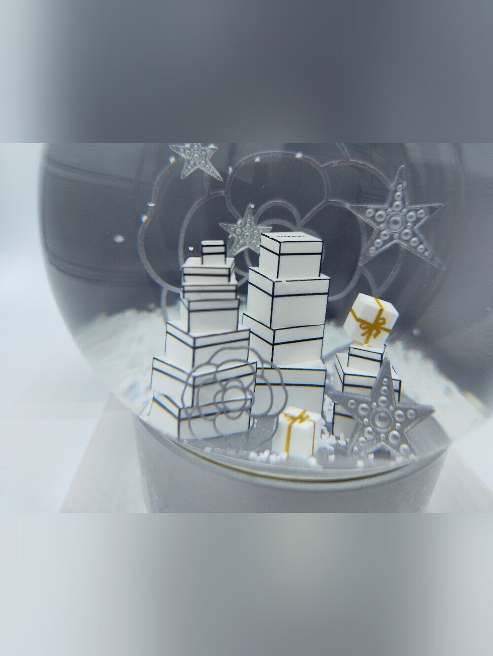 CHANEL Fine Jewelry White and Gold Gift Box Snow Globe - Picture 4 of 6